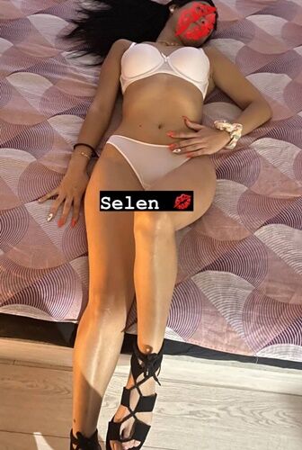 Üstüne Pisleten Sadomazo Yapan İstanbul Escorts Selen