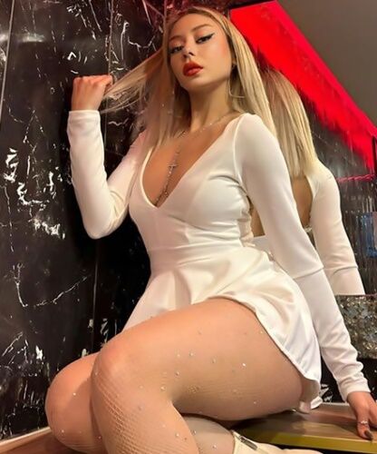 Kendini Sunan Kadın İstanbul Escorts Zeynep